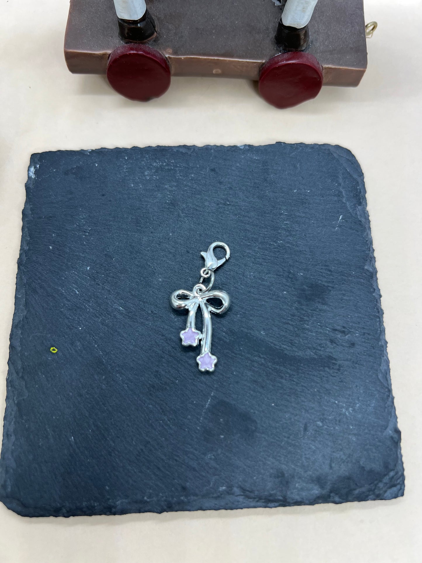 Schleifen Charm mit Sternen