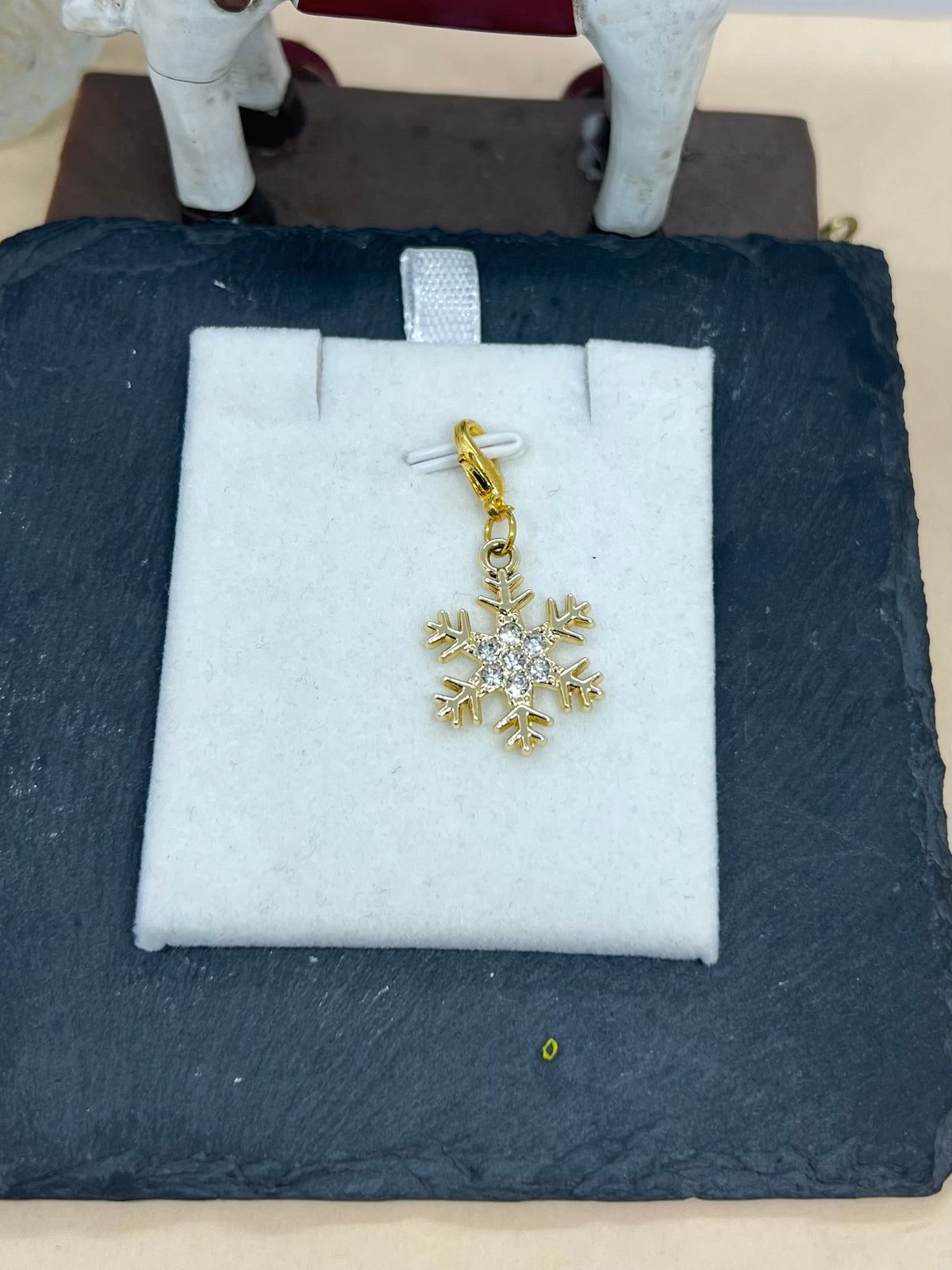 Schnee Gold Charm